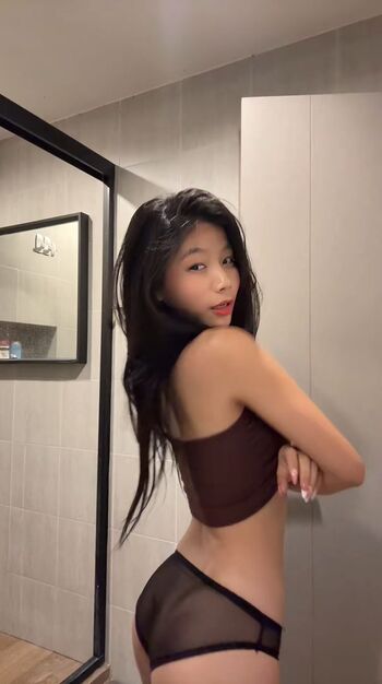 Full leaked Aaomhelloo page private onlyfans photo