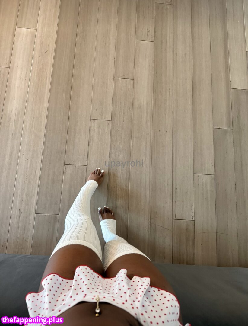 Aarohi Allegre / aarohiallegre / favicon.ico / https: / littlerohi / urgoddessrohi 누드 OnlyFans 사진 #1