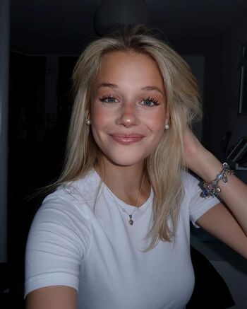 Full leaked Annaaaurelia private onlyfans photo