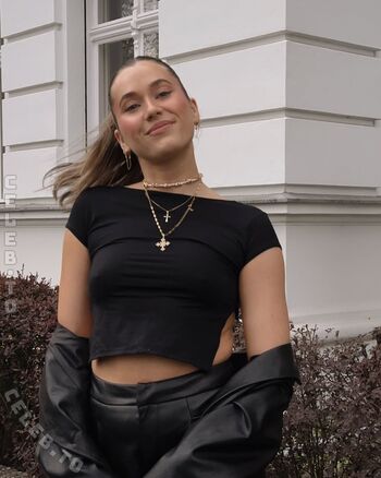 Full leaked Annaneubrt private onlyfans photo