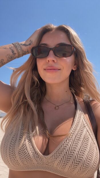 Full leaked Areliann private onlyfans photo