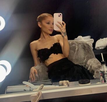 Full leaked Ariana gra private onlyfans photo
