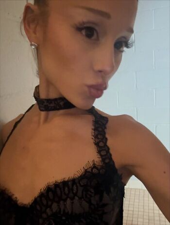 Full leaked Ariana grande  page private onlyfans photo