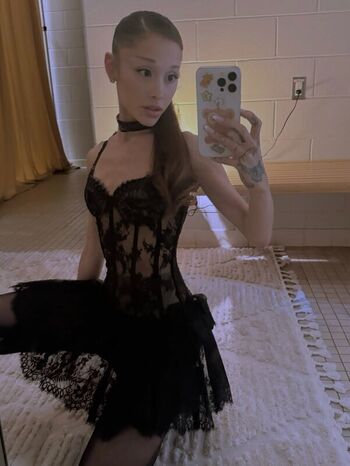 Full leaked Ariana grande  page private onlyfans photo