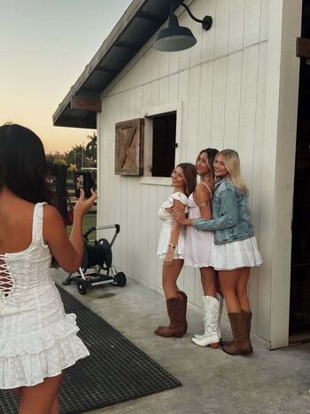 Full leaked Ariana white page private onlyfans photo