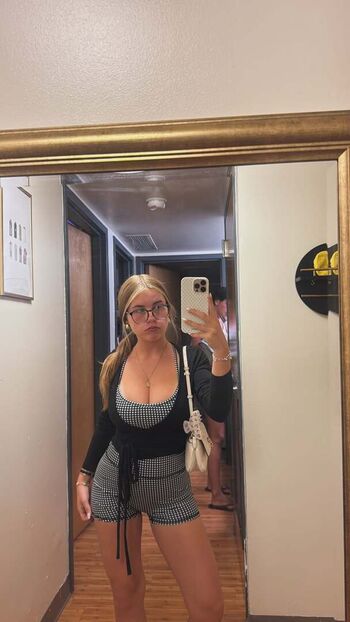 Full leaked Ariana white page private onlyfans photo