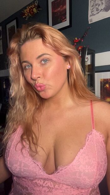 Full leaked Averageallison page private onlyfans photo