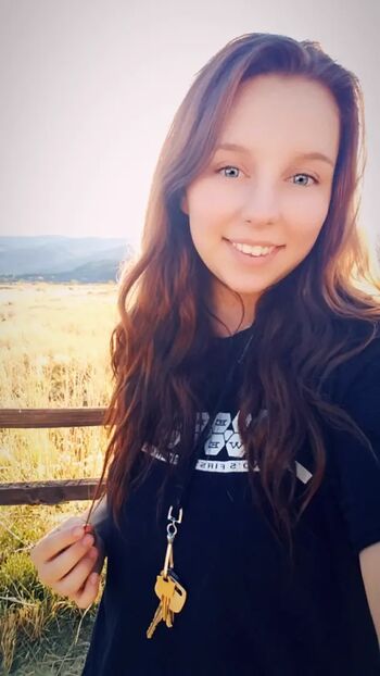 Full leaked Averygrace private onlyfans photo