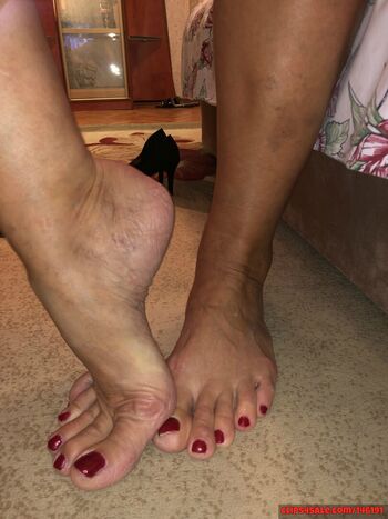Full leaked Bigfeetgirls private onlyfans photo