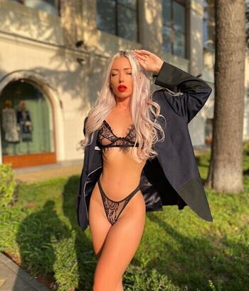 Full leaked Blonde girl private onlyfans photo