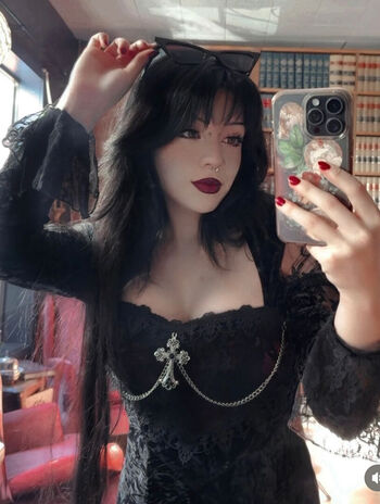 BuffGothMom
