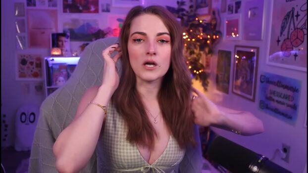 Caitlin Marie Reacts