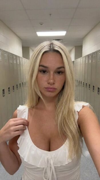 Full leaked Carlypurrsxo private onlyfans photo