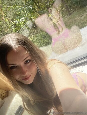 Full leaked Cutegeekie page private onlyfans photo