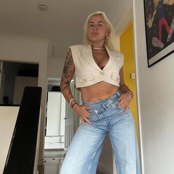 Full leaked Czechskarlet private onlyfans photo