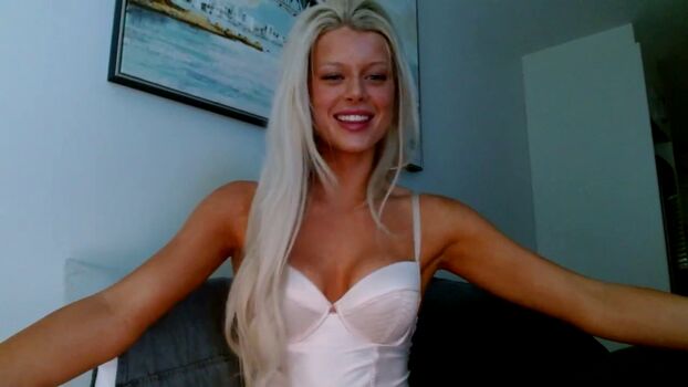 Full leaked Dollyvey private onlyfans photo
