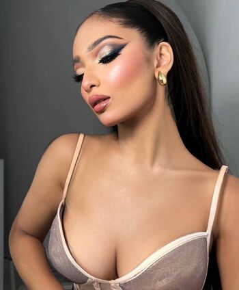 Full leaked Duhh itzzanu page private onlyfans photo