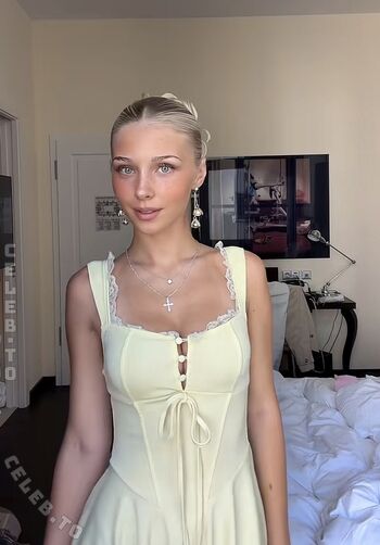 Elena Zoe