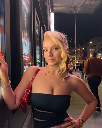 Full leaked Ellebotterill page private onlyfans photo