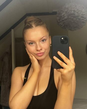 Full leaked Ellebotterill page private onlyfans photo