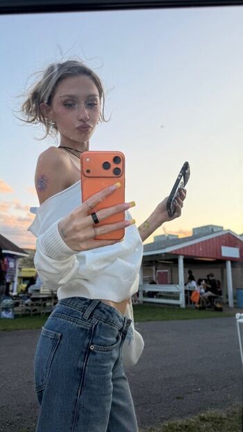 Full leaked Ellesasmrr private onlyfans photo