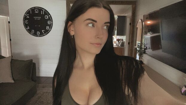 Full leaked Emileesilvey private onlyfans photo