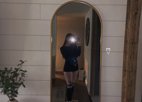 Full leaked Emileesilvey private onlyfans photo