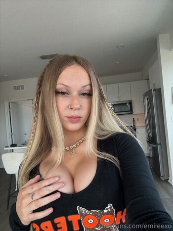 Full leaked Emileexo private onlyfans photo