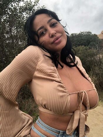 Full leaked Emily che private onlyfans photo