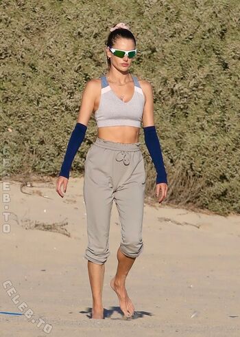Full leaked Emily ratajkowski private onlyfans photo