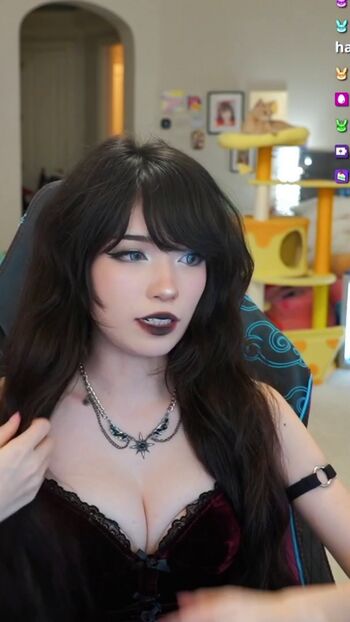 Full leaked Emiru  page private onlyfans photo