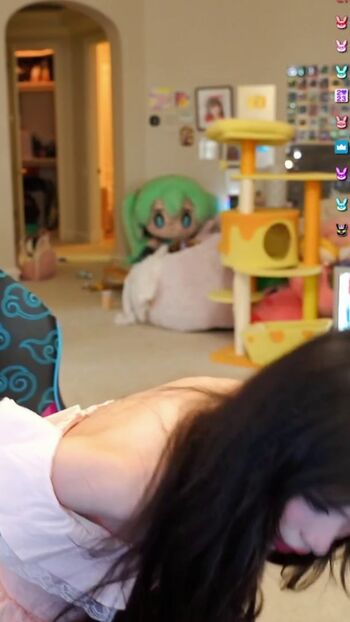 Full leaked Emiru  page private onlyfans photo