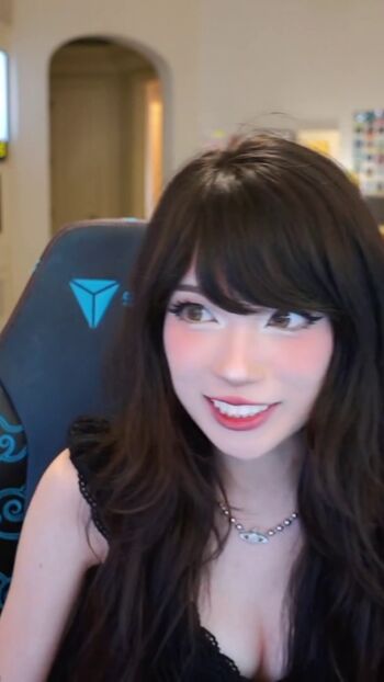 Full leaked Emiru  page private onlyfans photo