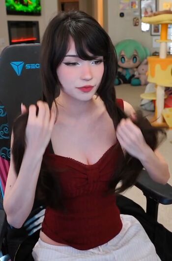 Full leaked Emiru  page private onlyfans photo