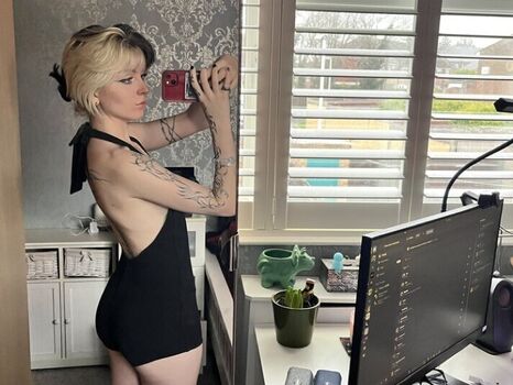 Full leaked Emzeeni private onlyfans photo