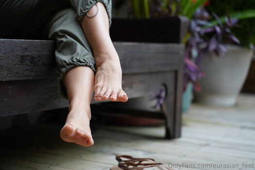 Full leaked Eurasian feet private onlyfans photo