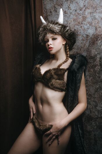 Eva Lee Model