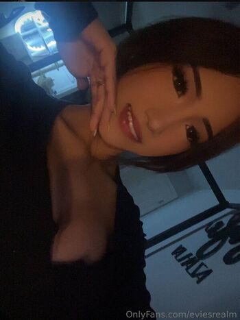 Full leaked Eviesrealm private onlyfans photo