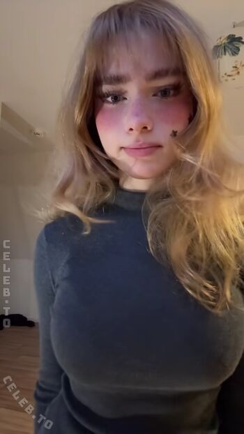 Full leaked Felinenyaa private onlyfans photo