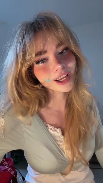Full leaked Felinenyaa private onlyfans photo