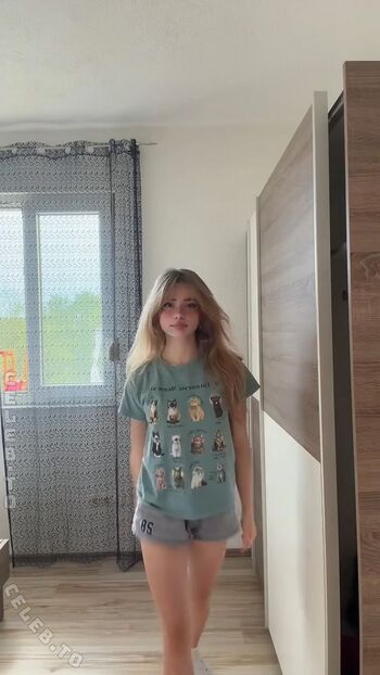Full leaked Felinenyaa private onlyfans photo