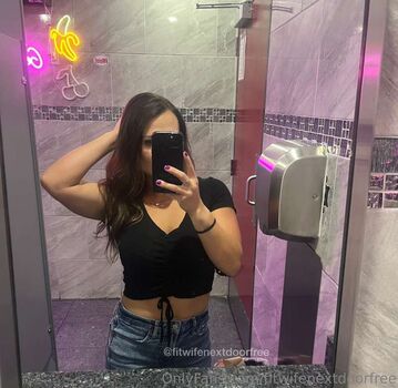 Full leaked Fitwifenextdoor private onlyfans photo