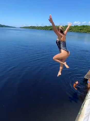 Flávia Alessandra