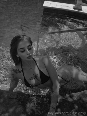 Full leaked Glossyfoxy private onlyfans photo
