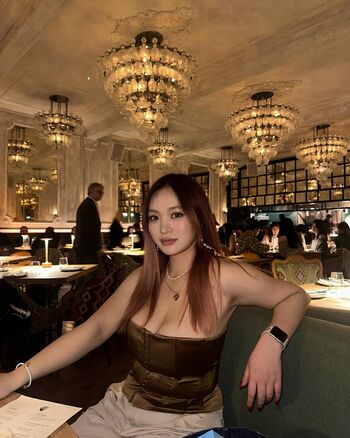 Full leaked Holly shu page private onlyfans photo