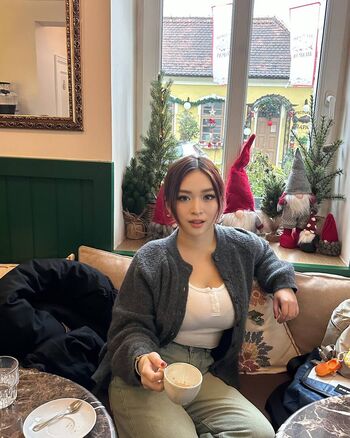 Full leaked Holly shu page private onlyfans photo