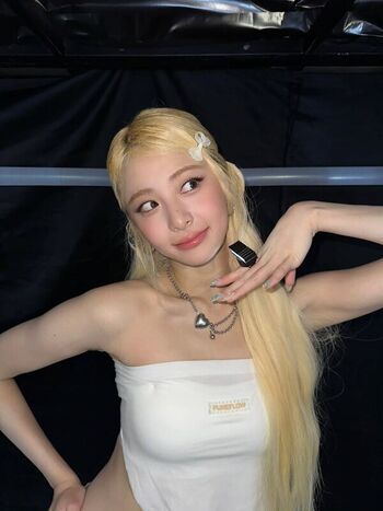 Full leaked Huh yunjin private onlyfans photo