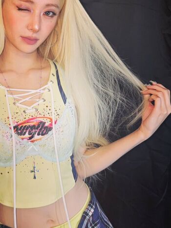 Full leaked Huh yunjin private onlyfans photo