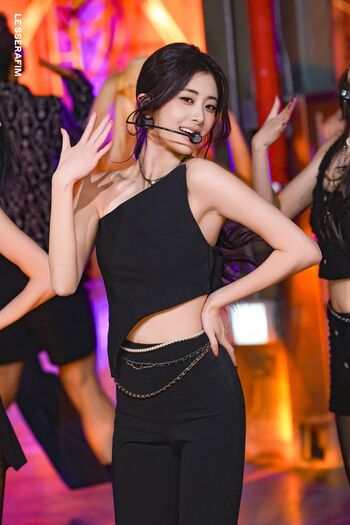 Full leaked Huh yunjin  page private onlyfans photo