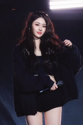 Full leaked Huh yunjin  page private onlyfans photo